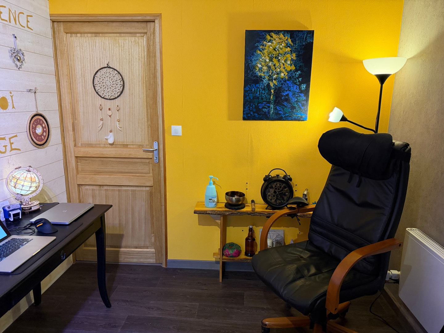 Vue large du fauteuil d’hypnothérapie et de l’espace de séance.