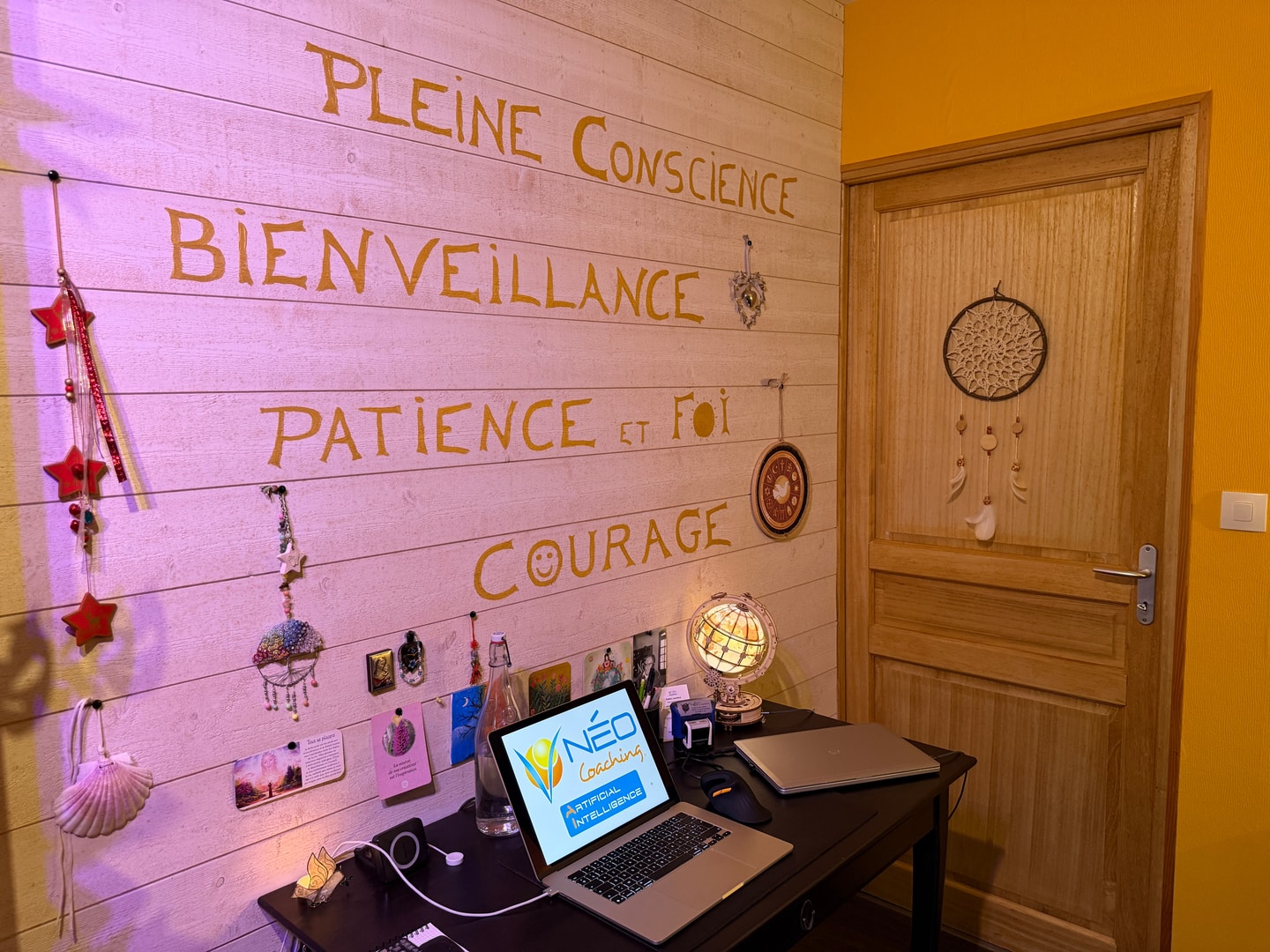 Le mur des valeurs et le bureau de conception.